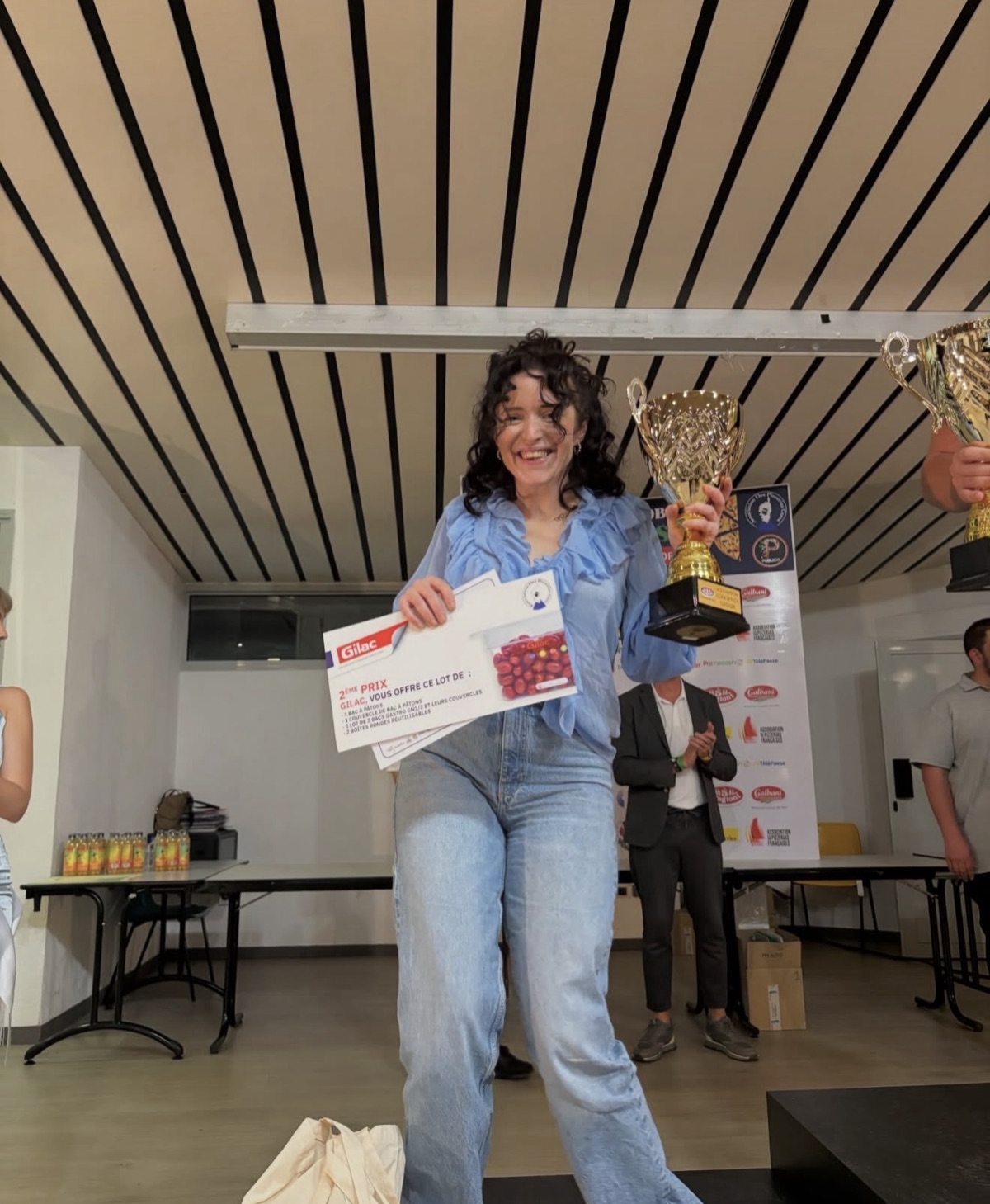 Cindy sur le podium avec la coupe et le diplôme 2e prix
