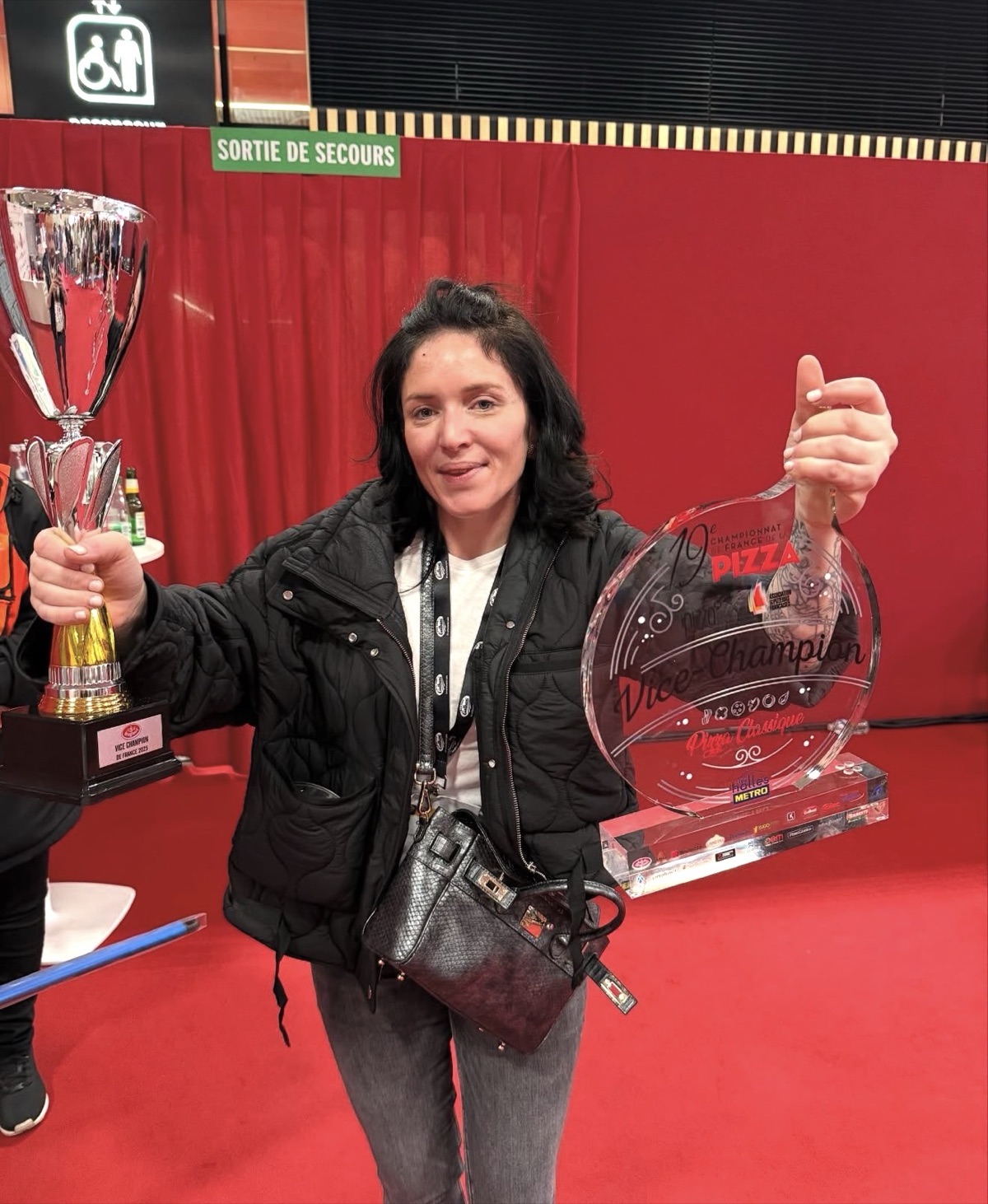 Cindy brandissant le trophée de vice-championne de France de pizza