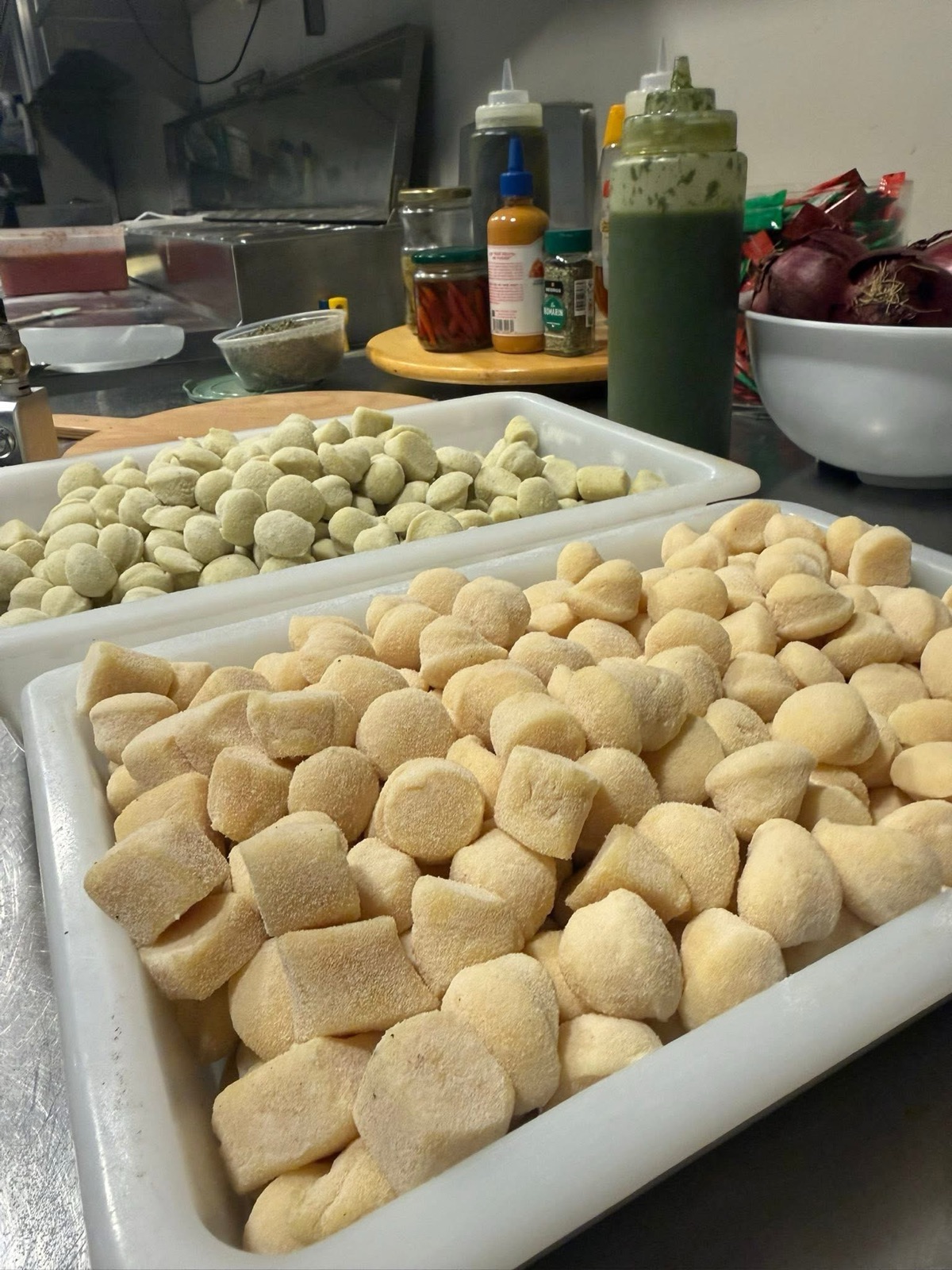 Gnocchis frais façonnés à la main — deux variétés sur plaques en cuisine