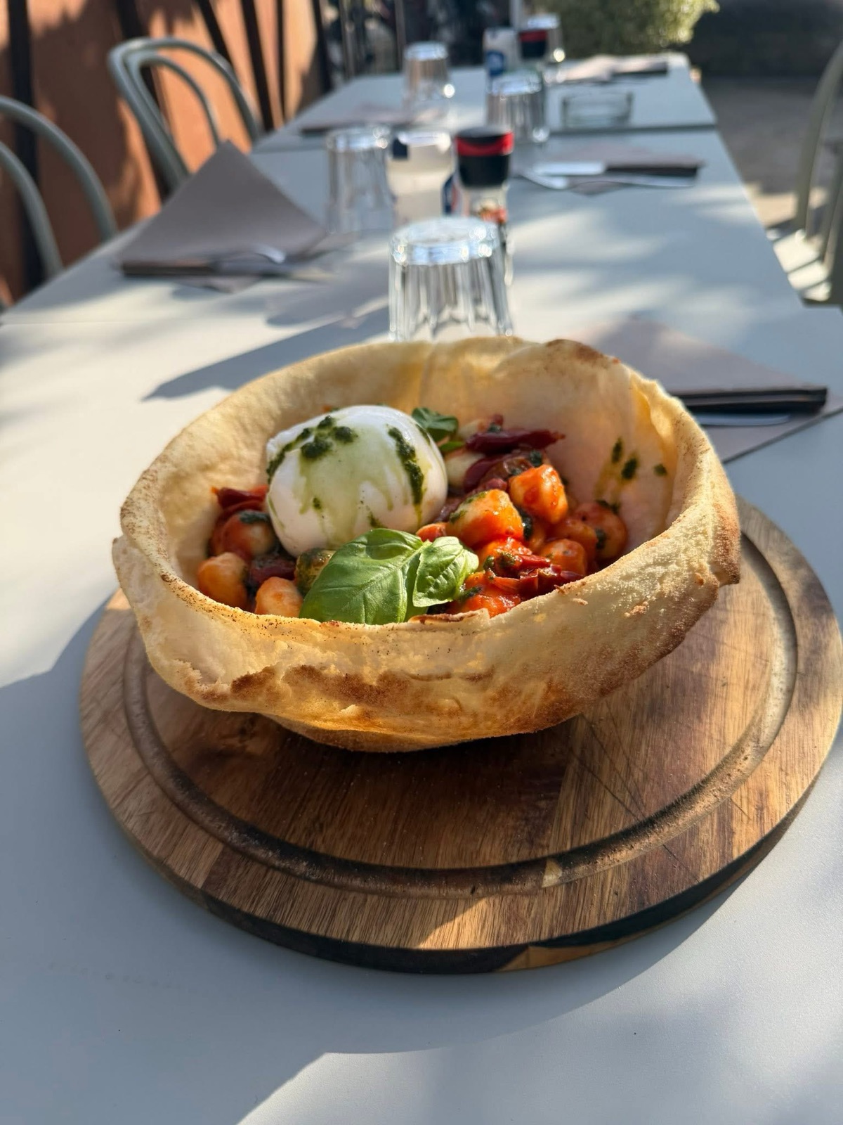 Gnocchis en coque de pâte servis en terrasse au coucher du soleil
