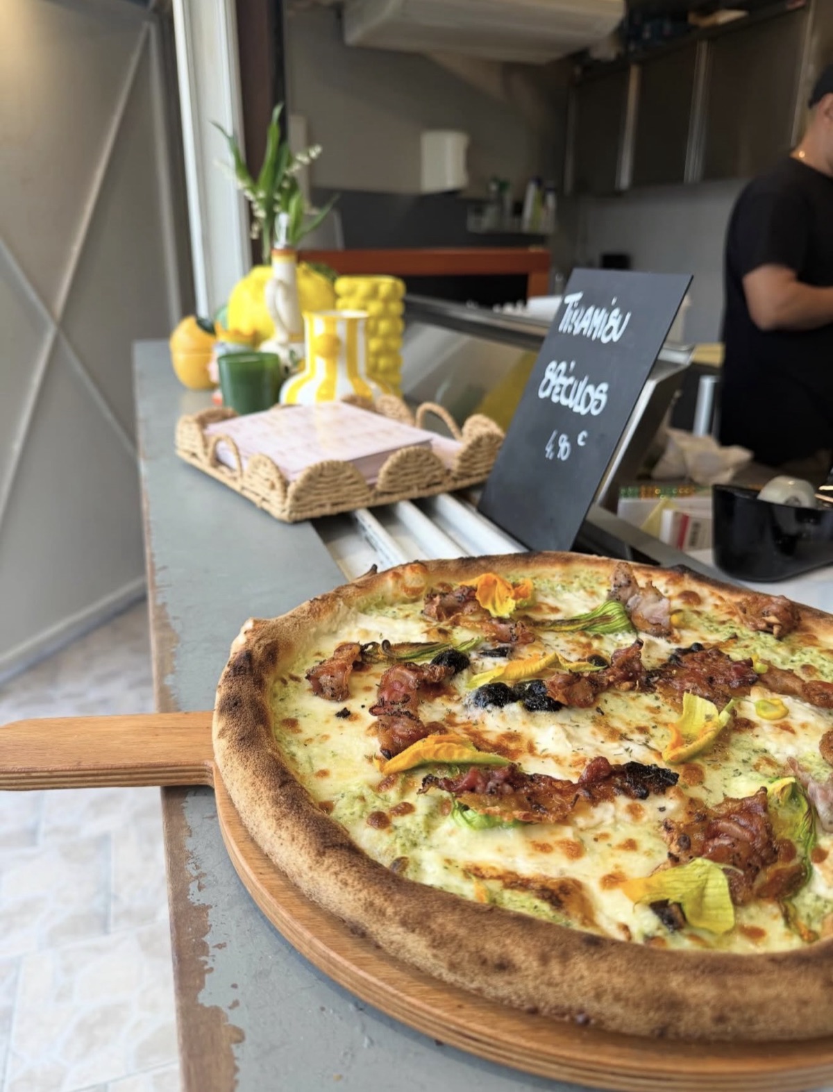 Pizza aux fleurs de courgette au comptoir d'Enzo Pizza