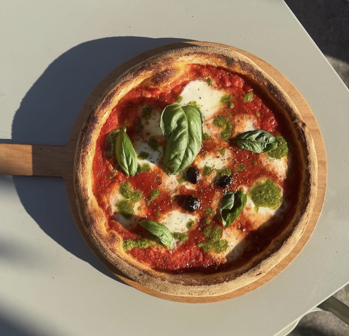 Pizza margherita au pesto frais et basilic — Enzo Pizza