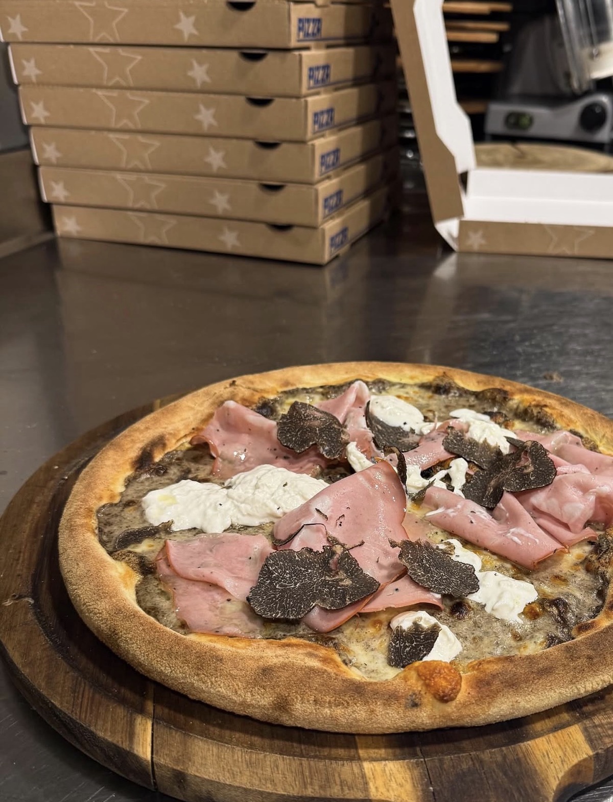 Pizza mortadelle, truffe noire et burrata