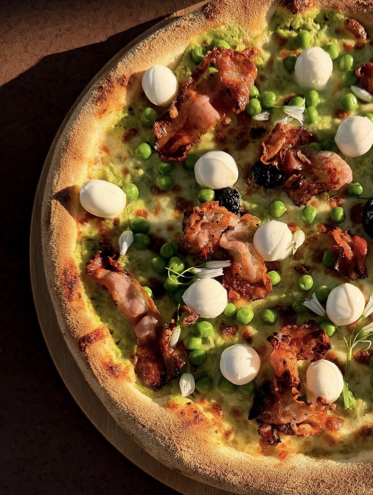 Pizza petits pois, lardons et billes de mozzarella