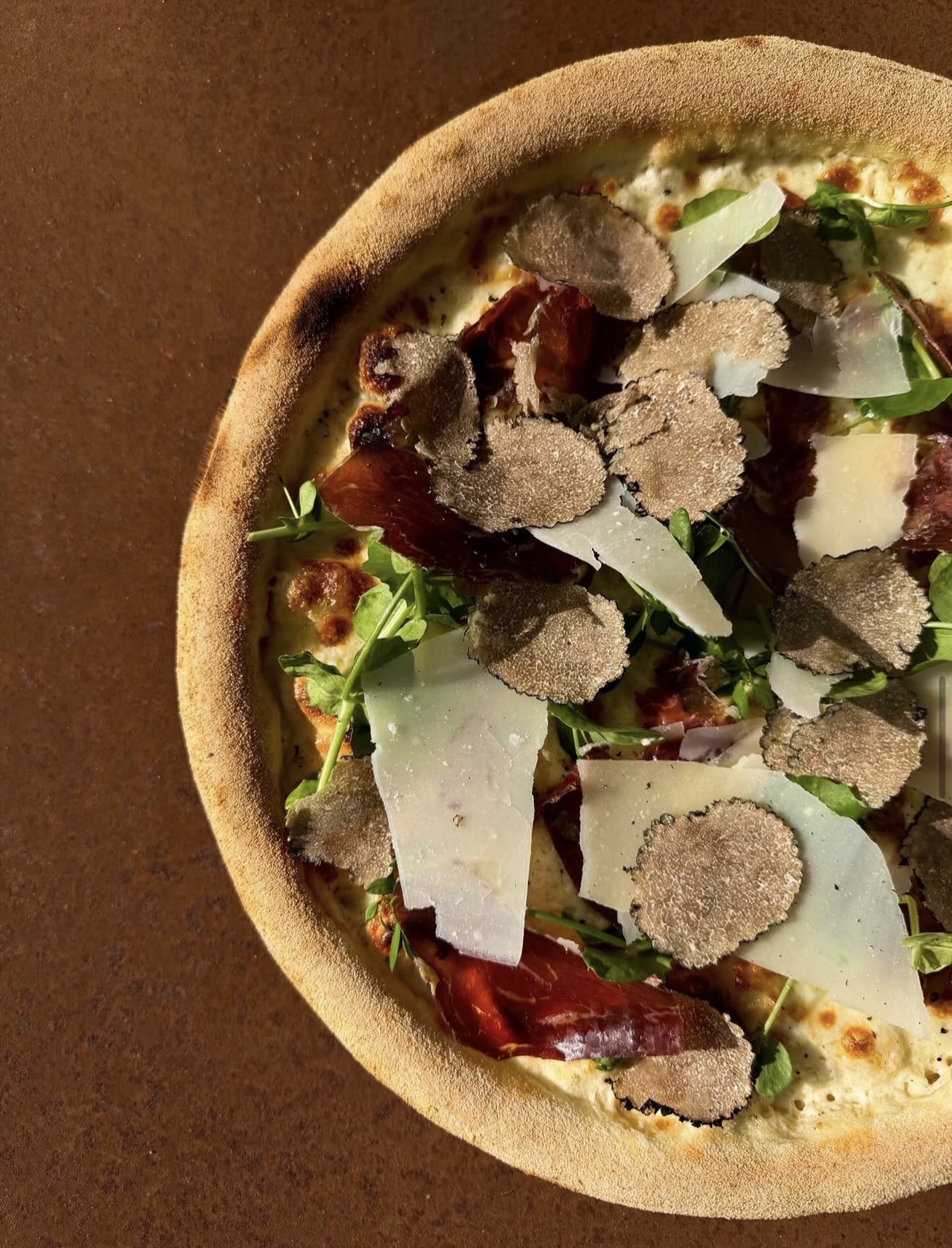 Pizza à la truffe noire, roquette et parmesan — Enzo Pizza
