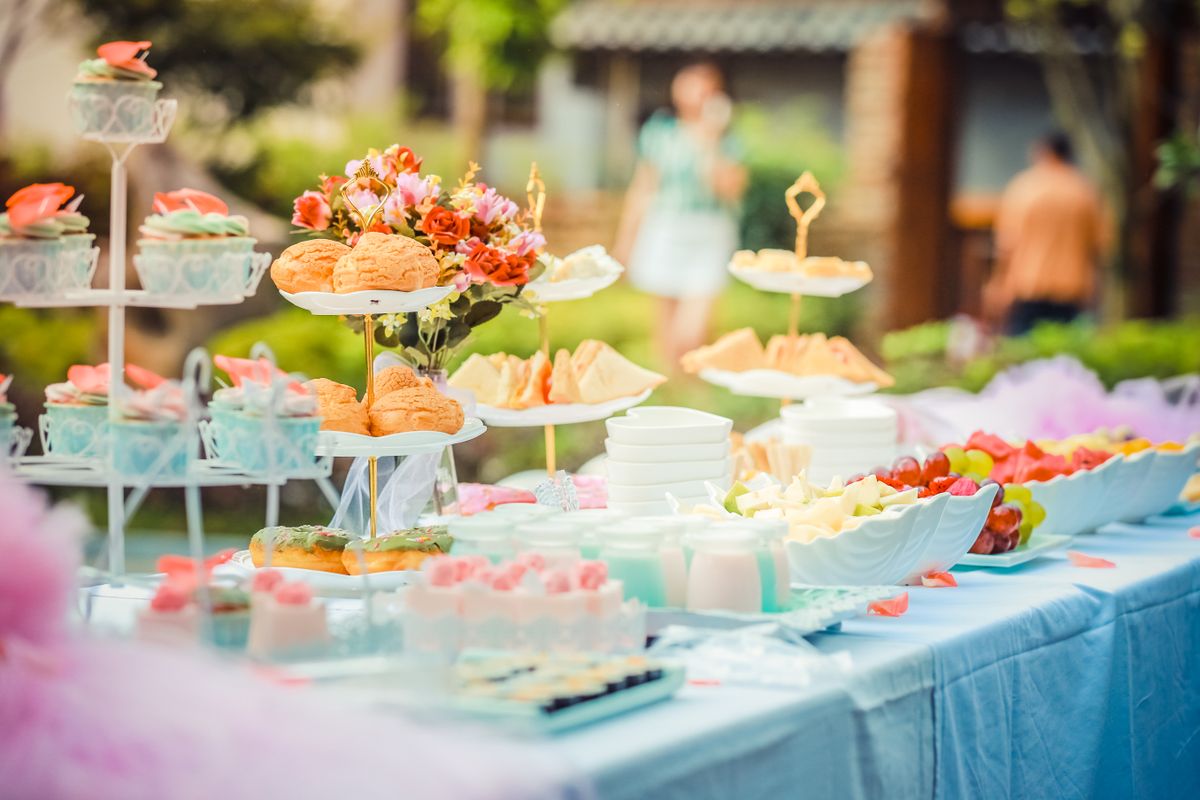 Buffet traiteur en plein air avec assortiment de mets pour réception