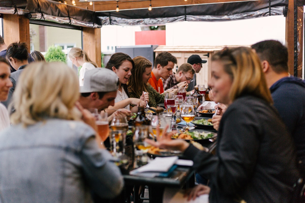 Convives partageant un repas lors d'une fête en plein air