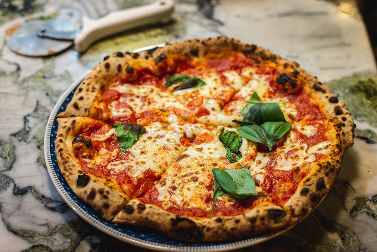 Pizza margherita napolitaine au basilic frais — service traiteur Maison NOTI